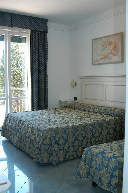 Hotel Confine Cola