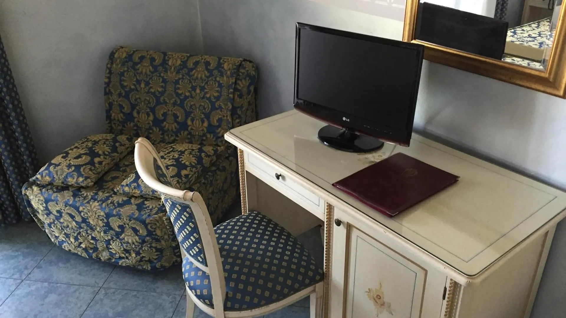 Hotel Confine Cola