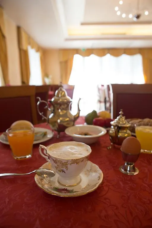 Hotel Confine Cola