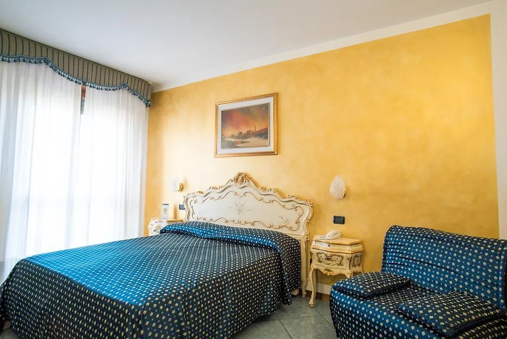 Hotel Confine Cola