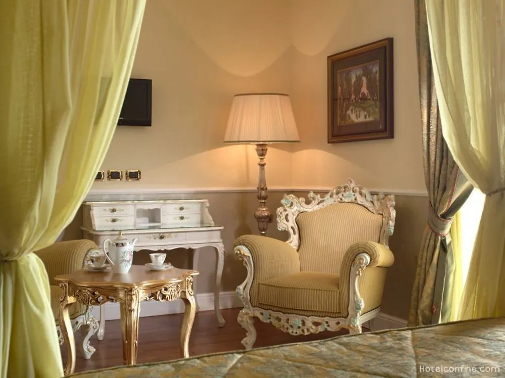 Hotel Confine Cola