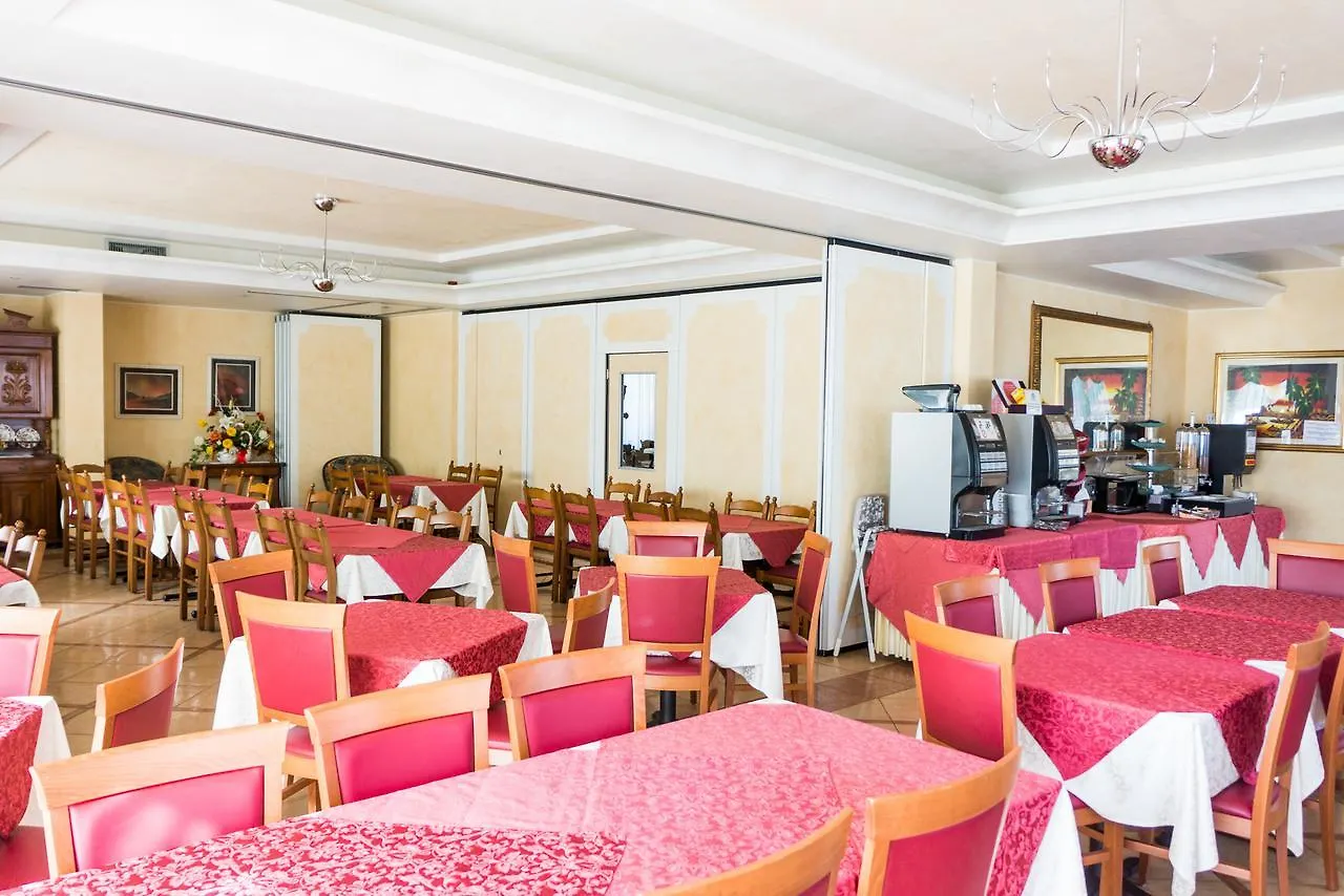 Hotel Confine Cola