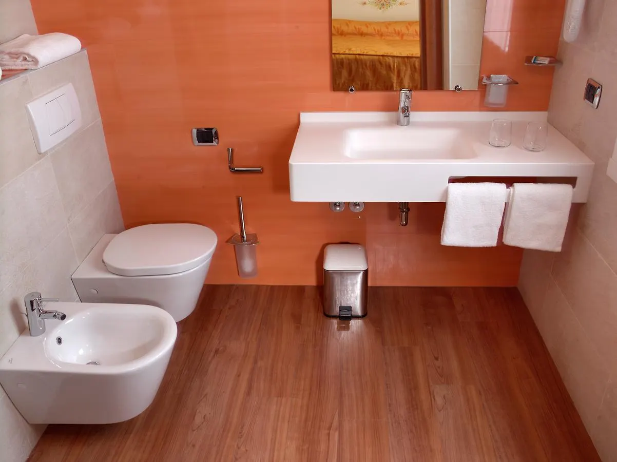 Hotel Confine Colà 3*,