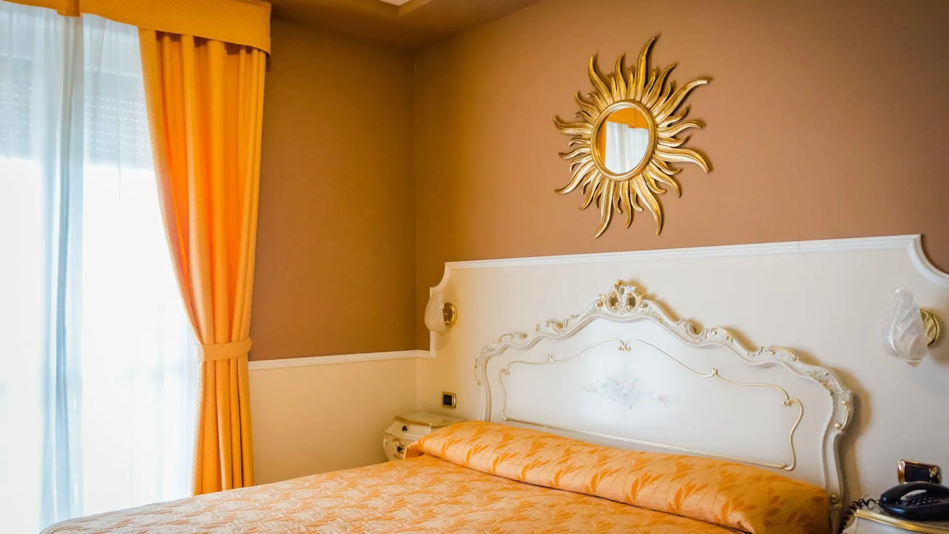 Hotel Confine Cola