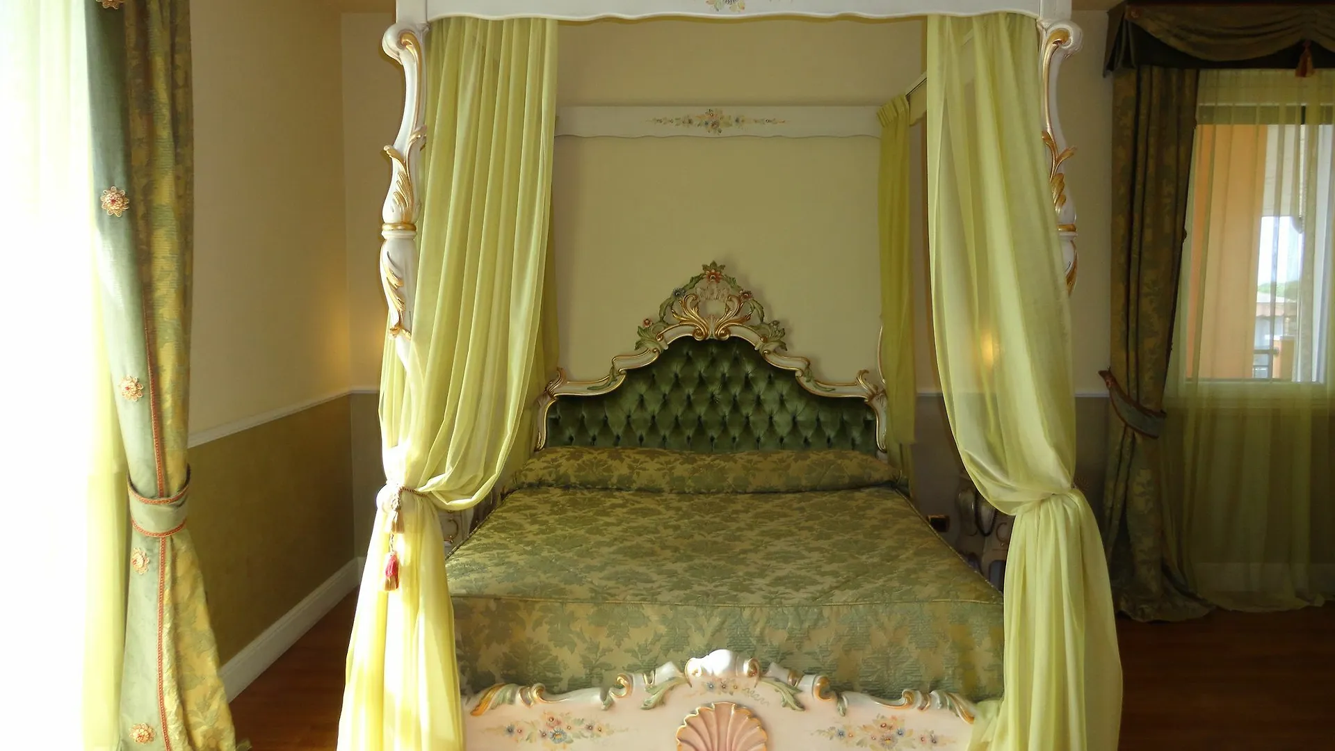Hotel Confine Cola