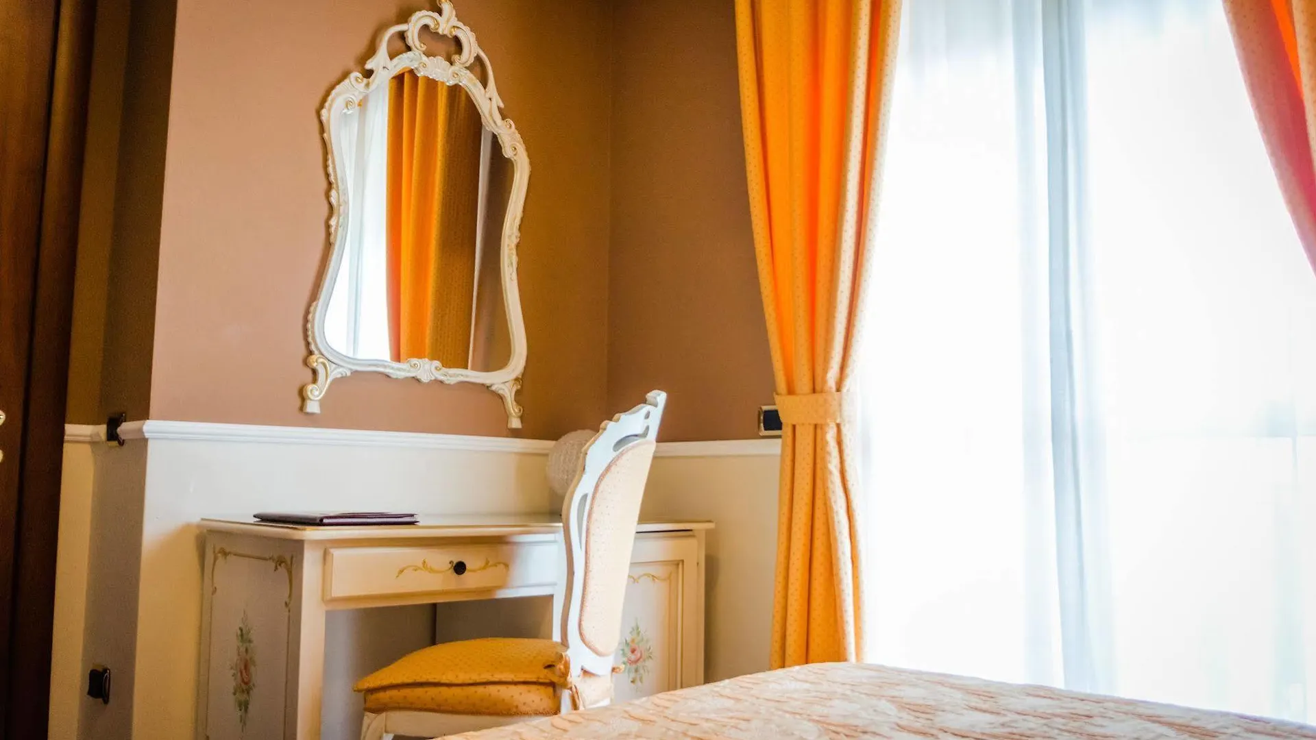 קולה Hotel Confine