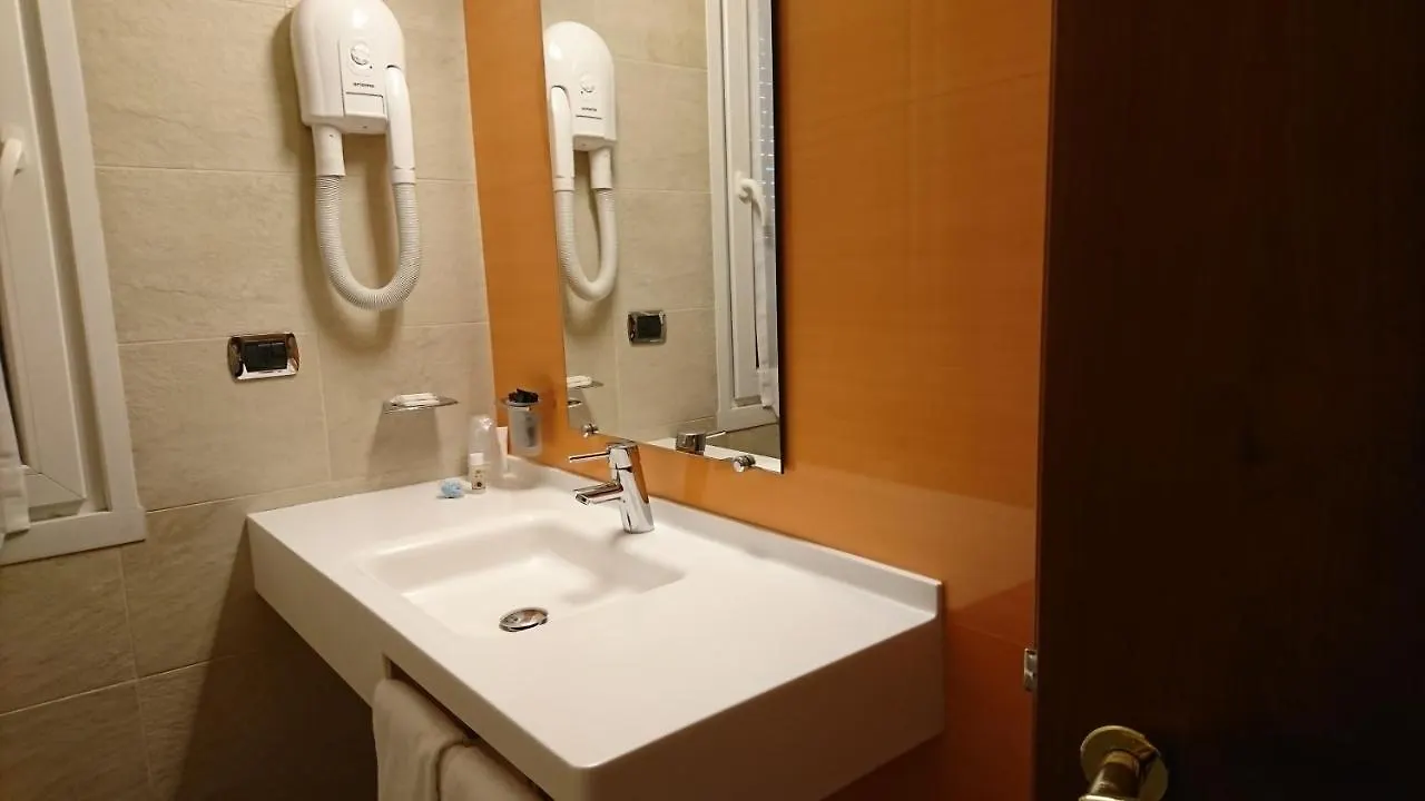Hotel Confine Cola